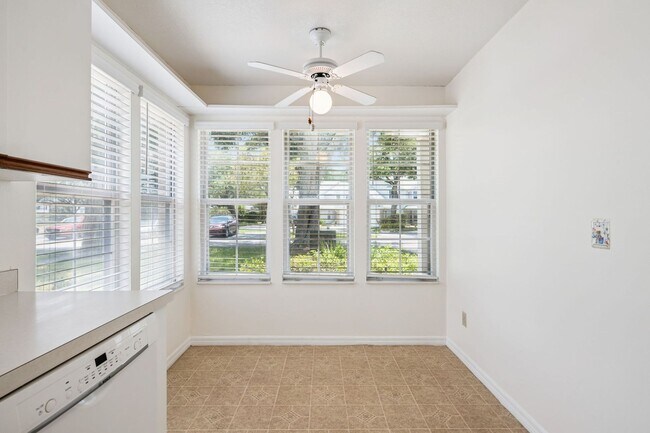 Building Photo - Ground Floor 2 Bed / 2 Bath with New Flooring