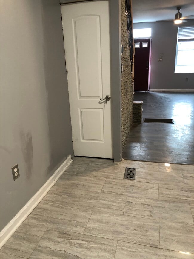 Building Photo - 405 S Vincent St