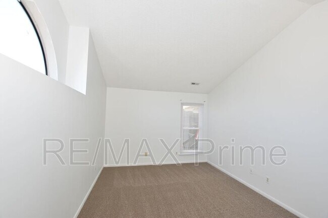 Building Photo - 525 E Lake Cir