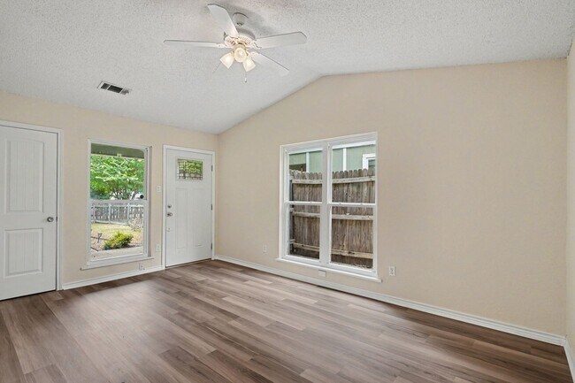 Building Photo - Charming 2-bedroom, 1-bath home in a convenient Fort Worth location!