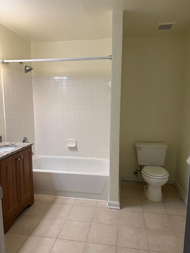 Building Photo - Spacious Ground Floor Condo