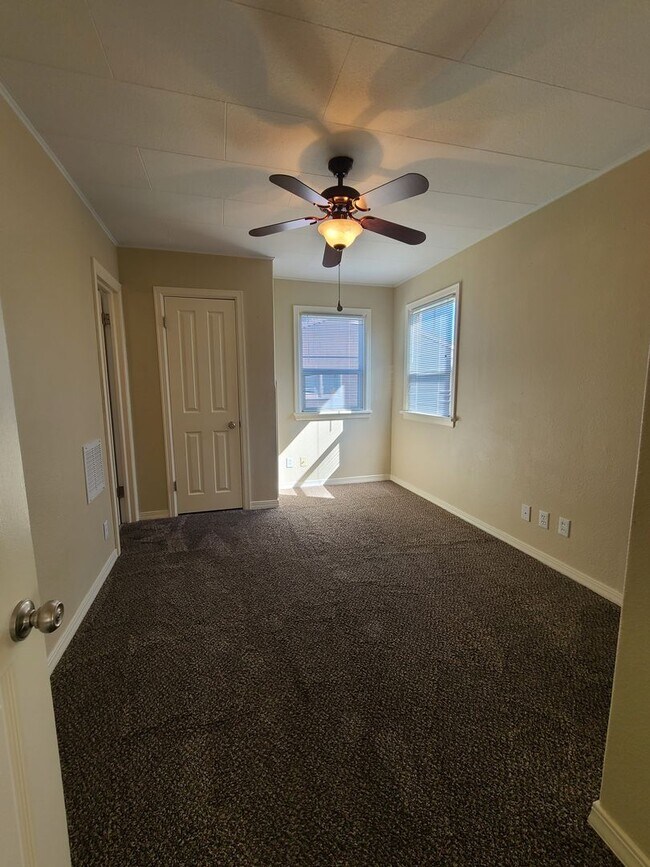 Building Photo - 2 bedroom with an amazing garage