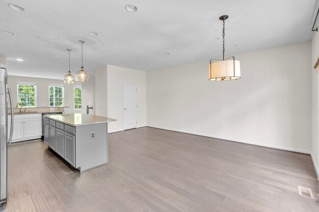 Building Photo - Luxurious 4 Bed 4.5 Bath Brick Townhome In...