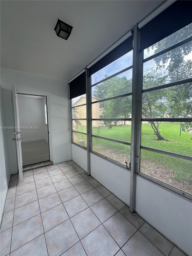 Building Photo - 20200 NE 29th Ct