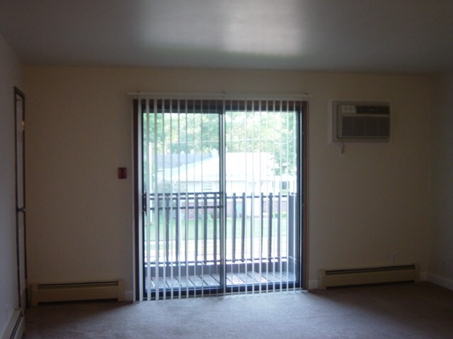 living room - 1518 E Longview Dr
