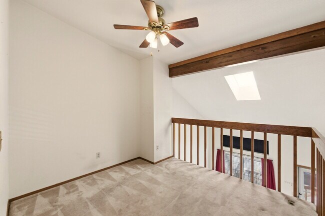 Building Photo - Open Concept Two Bed Two Bath Townhouse!