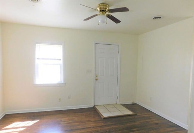 Building Photo - 1 bedroom/1 bathroom- Penniman Road