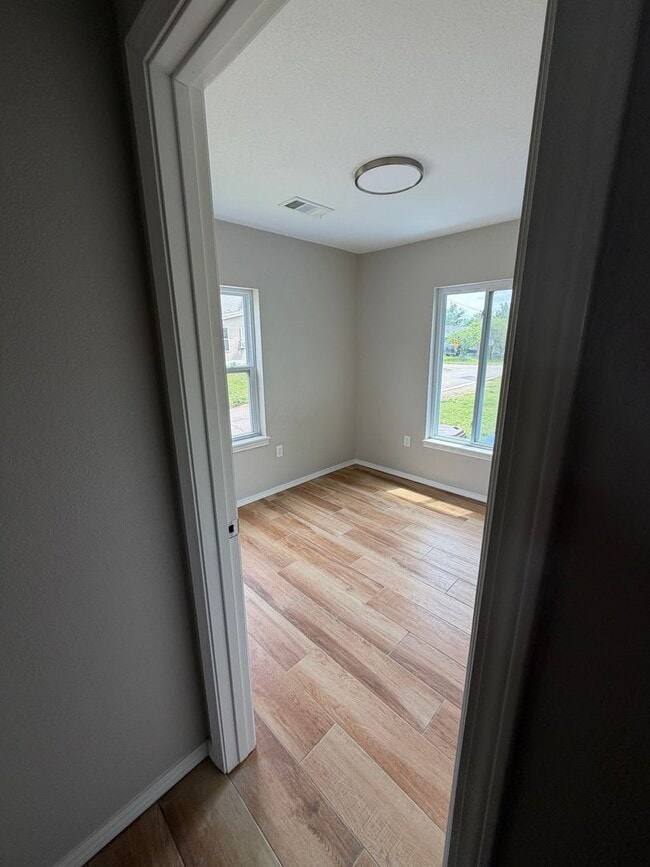 Building Photo - 2 BEDROOM 1 BATH HOUSE ALL ELECTRIC TILE FLOORING CENTRAL HEAT & AIR STACK WASHER/DRYER INCLUDED