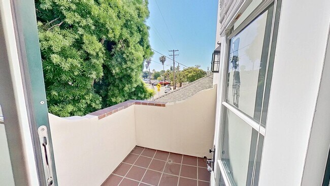 Building Photo - Spacious 2-bedroom/2.5-bathroom Townhouse- In the heart of the Funk Zone