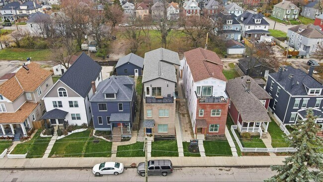 Building Photo - 412 St Clair Ave