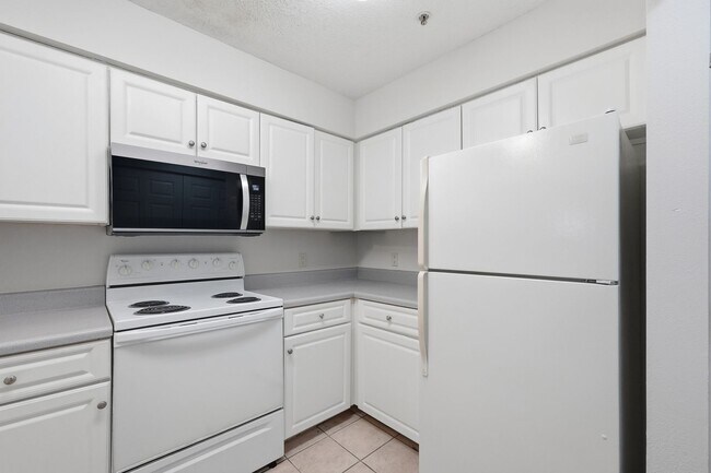Building Photo - Highly Sought After GROUND-FLOOR Unit at Florida Club!  Pool View!!
