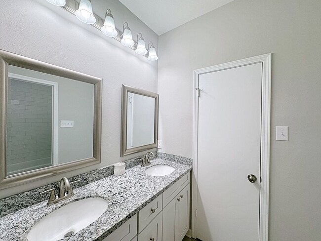 Building Photo - 4 Bedroom Furnished or UnFurnished rental