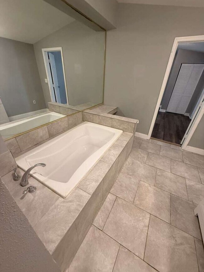Building Photo - Updated 4/2 Ready for Immediate Move-In