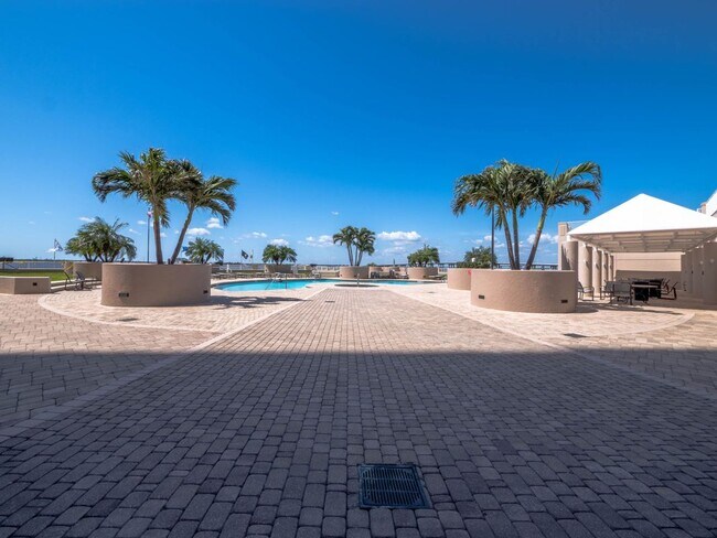 Building Photo - 2110 W 1st