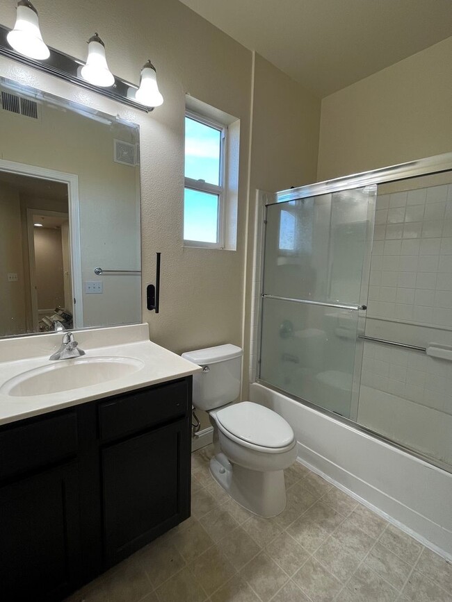 Building Photo - Spacious 2bed 2.5bath 3 story Condo with 1 car garage available in Westlake Parkway!