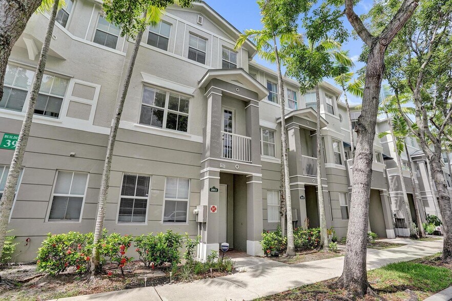 Building Photo - 3911 Shoma Dr