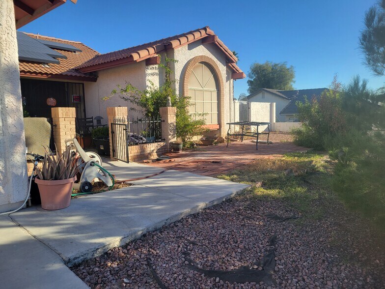 Entrance - 3114 E Oquendo Rd