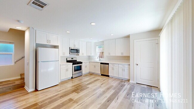 Building Photo - 15033 Hartland St