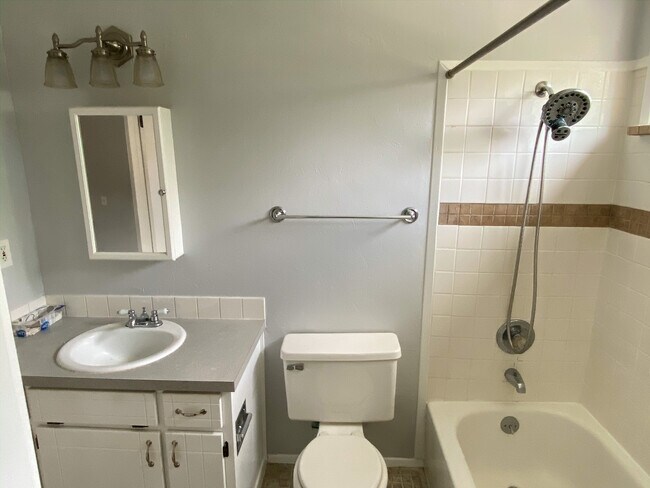 Full bath - 237 Shepard Way NW