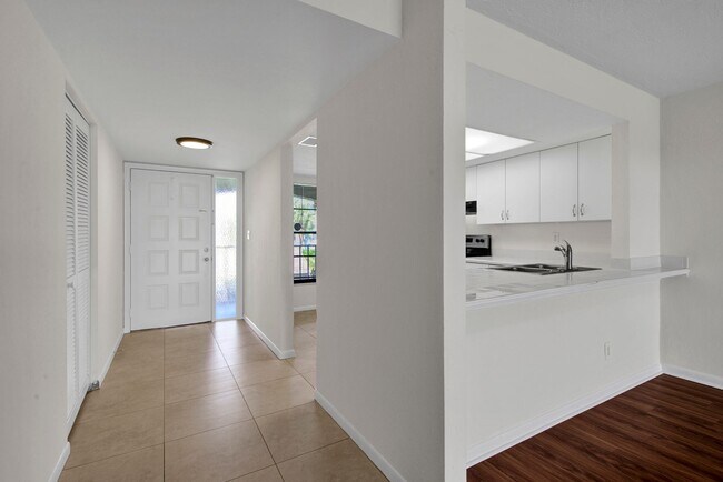 Building Photo - 145 Cypress Way E