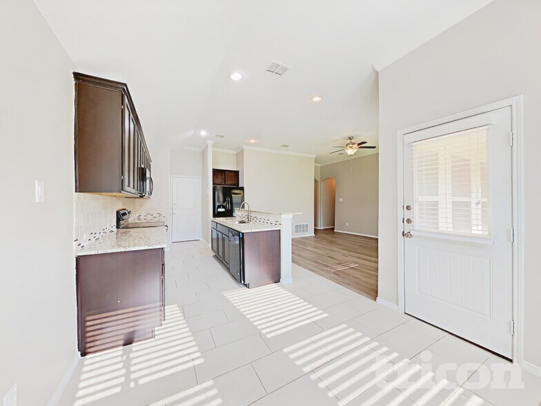 Building Photo - 529 Cheyenne Dr