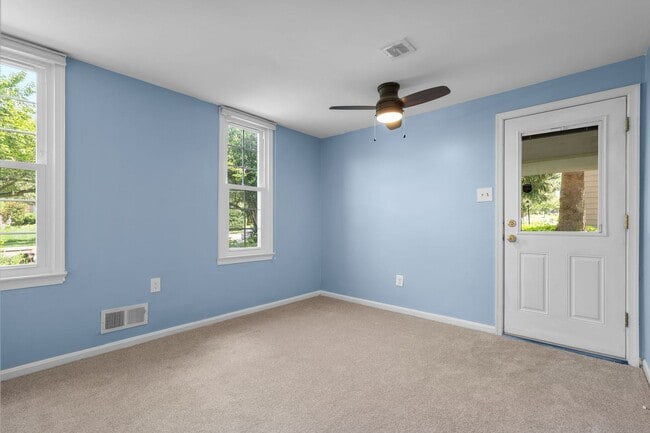 Building Photo - 5 Bed 3 Bath - Rockville Colonial - Update...