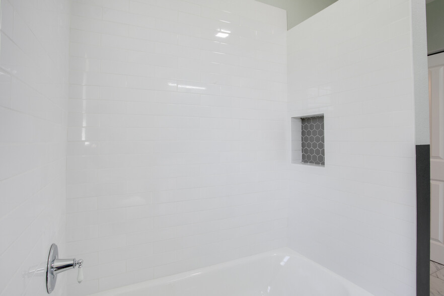 shared bath - 905 Plaza St