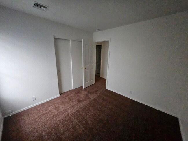 Building Photo - 3 Bedroom House w/ 3 Car Garage in Fort Mo...
