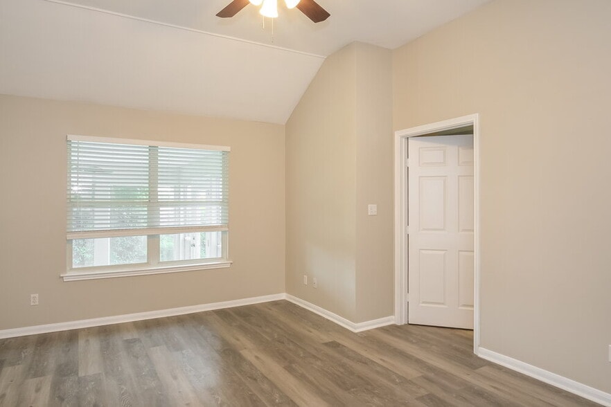 Building Photo - 200 Woodstone Dr