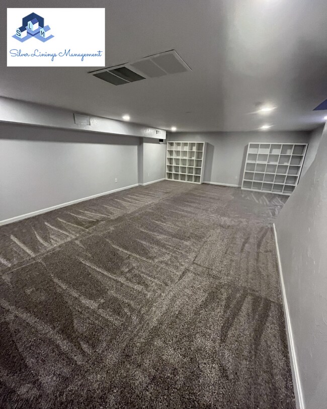Building Photo - Massive lake front condo with tons of amen...