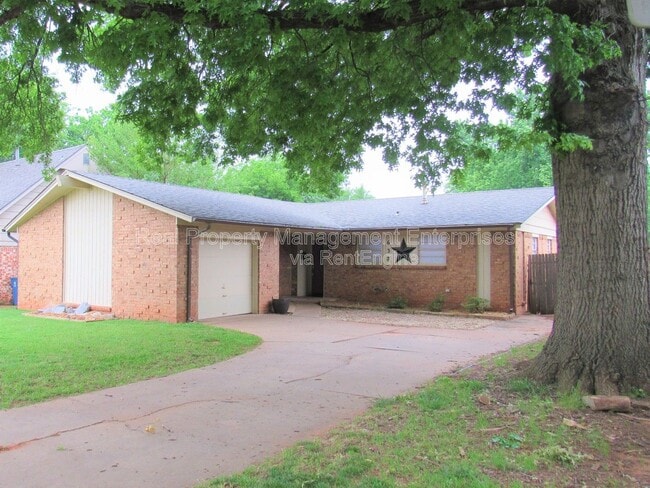 Building Photo - 637 Redstone Ave