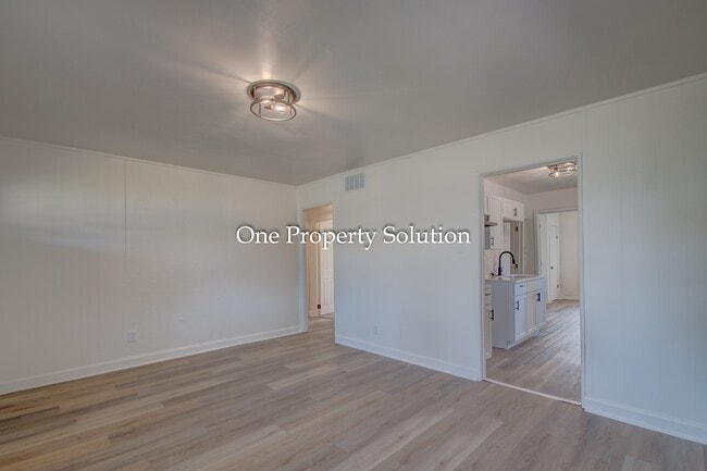 Building Photo - 825 E 14th Ave