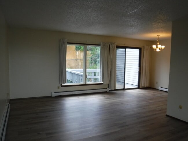 Building Photo - Duplex in the south hills