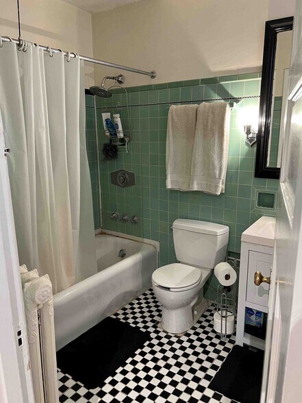 Building Photo - 465 Park Dr