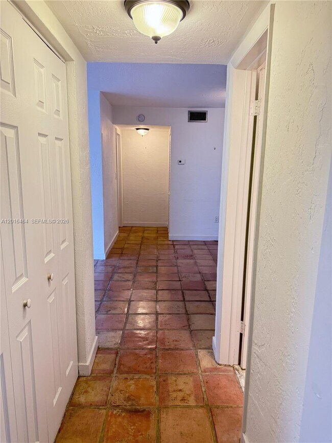 Building Photo - 1205 Mariposa Ave