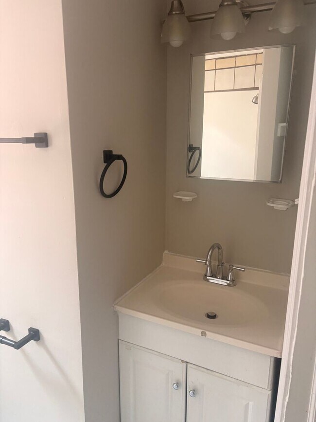 Building Photo - Fully Updated 3BR Home in East Baltimore – Modern Kitchen & Move-In Ready!