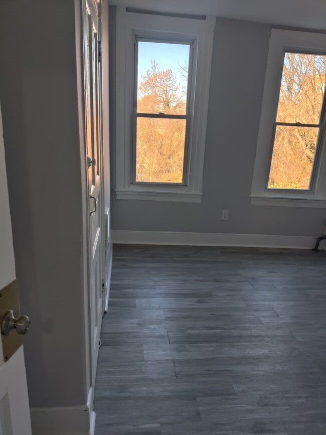 Building Photo - 127 E Coulter St