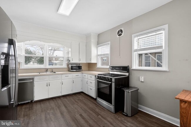 Building Photo - 127 7th Ave