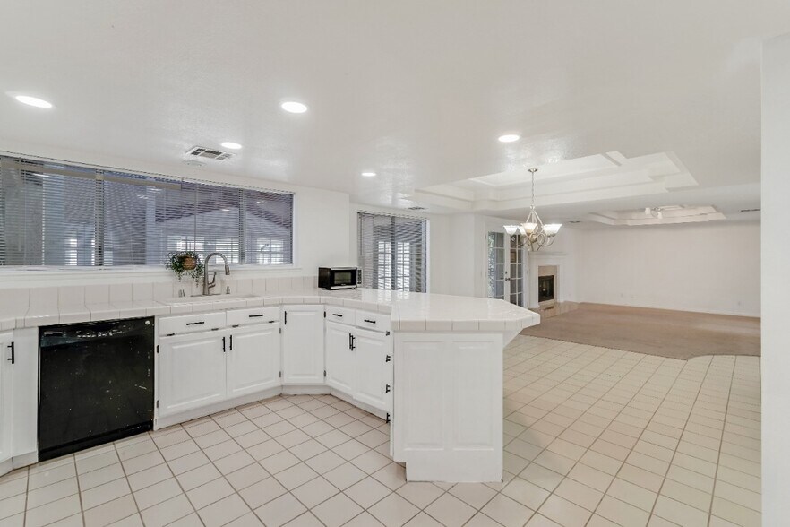 Kitchen Sink/Counter - 3052 Carlotta Cir