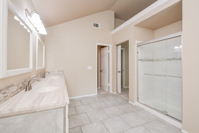 Building Photo - 10 Ridgecross Pl