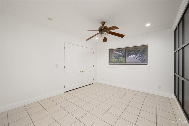 Building Photo - 2805 Lake Shore Dr