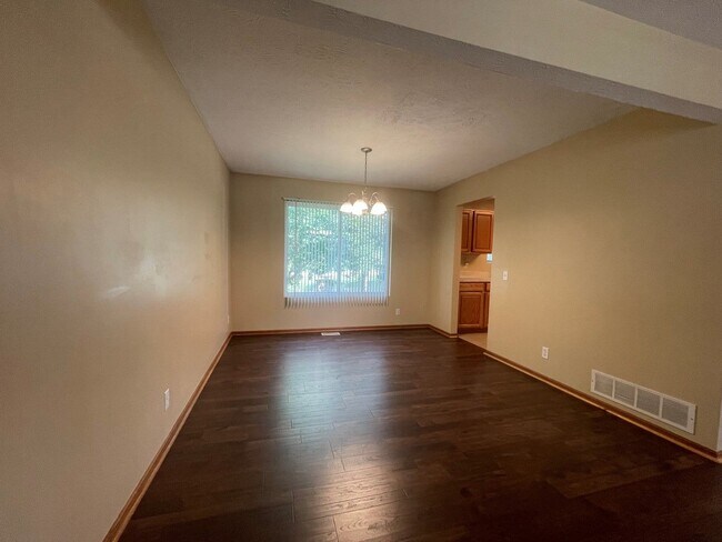 Building Photo - Large Home for rent in Bellevue