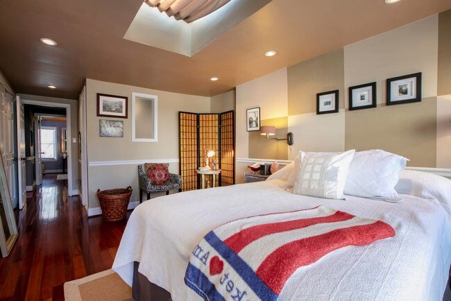 Building Photo - 730 6th St NE