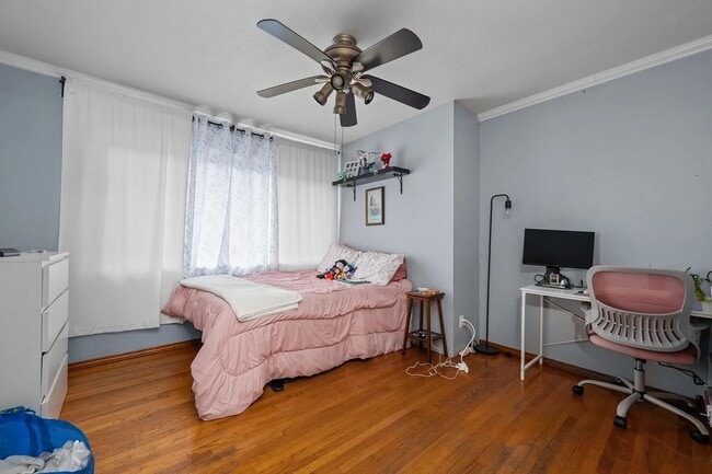 Building Photo - Large 8 Bedroom 4 Bath House Right Next to Campus!