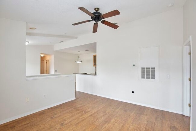 Building Photo - Stylish 3/2 Corner-Unit Condo with Resort ...