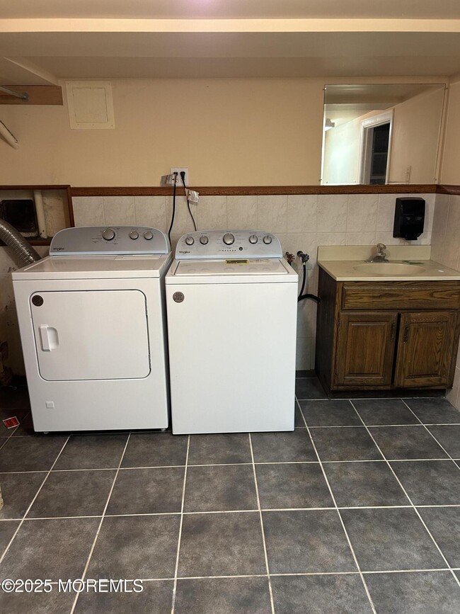 Building Photo - 17 Codington Pl