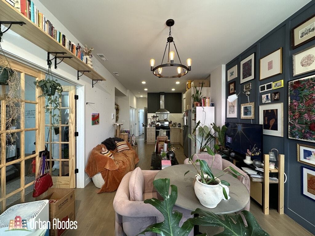 Building Photo - 841 N Mozart St