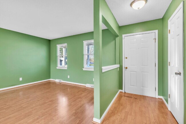 Building Photo - 3BR/2BA Cul-de-Sac Retreat Minutes from Downtown..Fenced Yard & Deck! $2100/mo rent