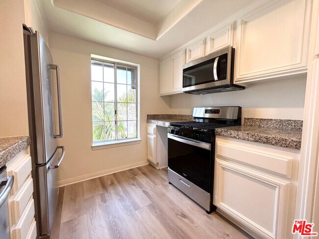 Building Photo - 11734 Montana Ave