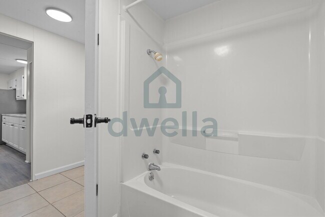 Building Photo - Location Perfection! Beautifully Renovated 3-bedroom, 2-bath home in the highly sought-after Lexi...